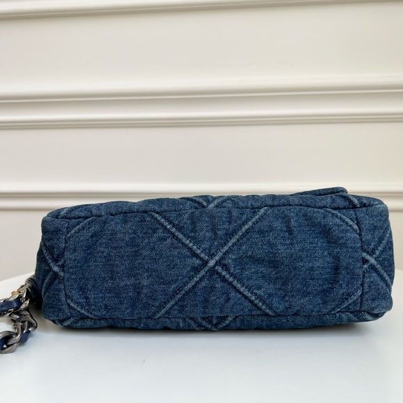 CHANEL 19 SMALL - Picture 3 of 10